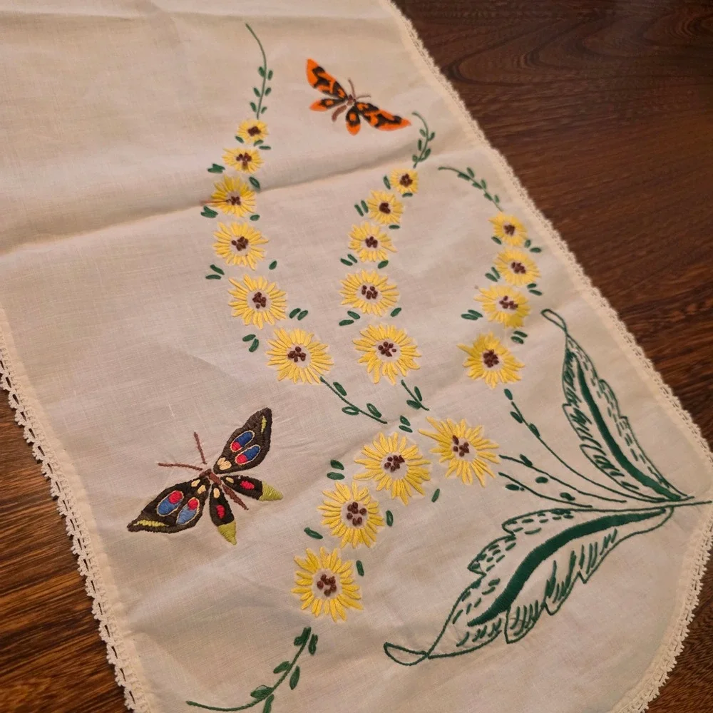 Vintage Hand Embroidered Table Runner Yellow Daisy Butterfly Lace Trim 39x11